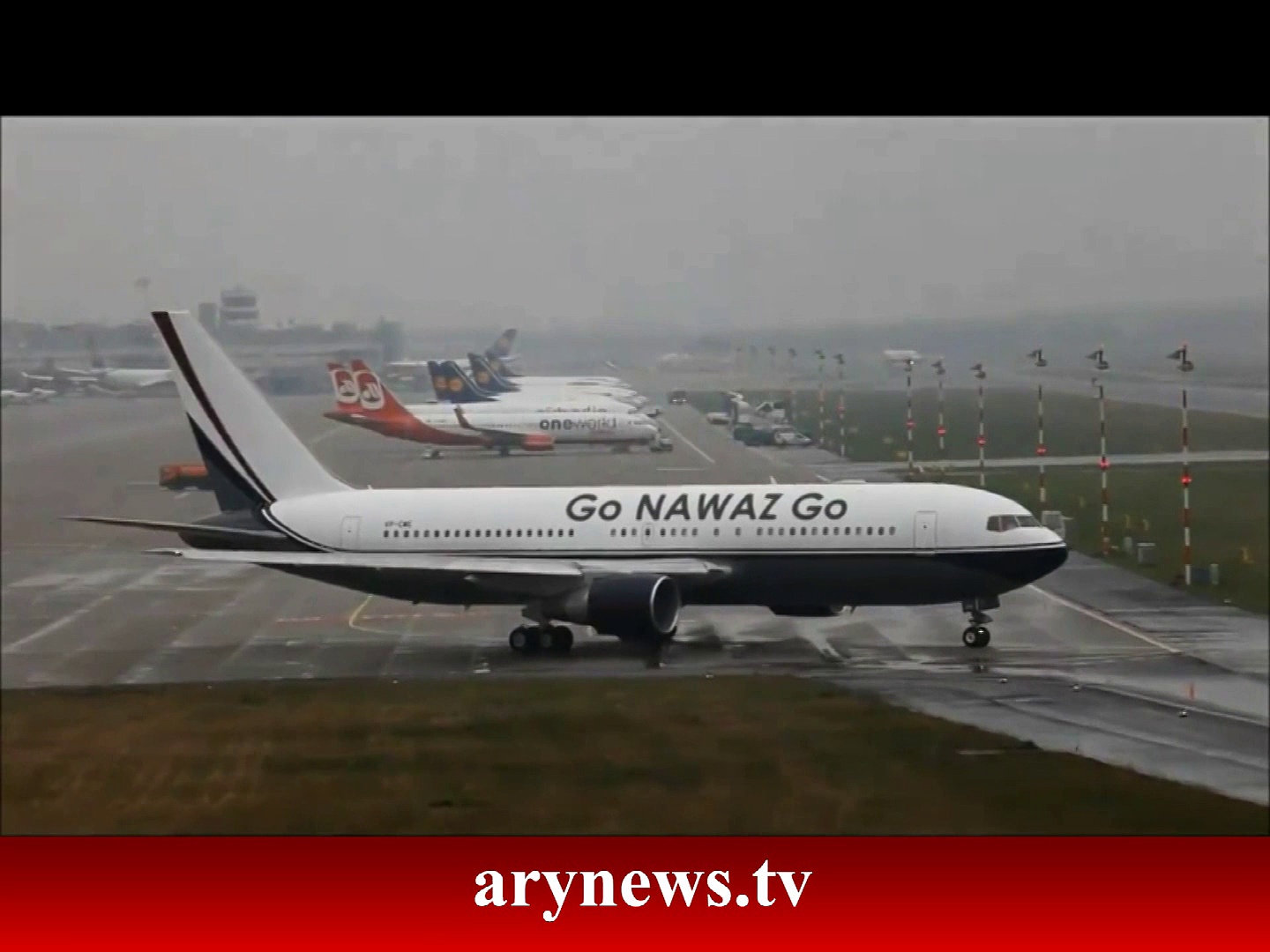 Must Watch “Go Nawaz Go” Plane At Heathrow Airport London