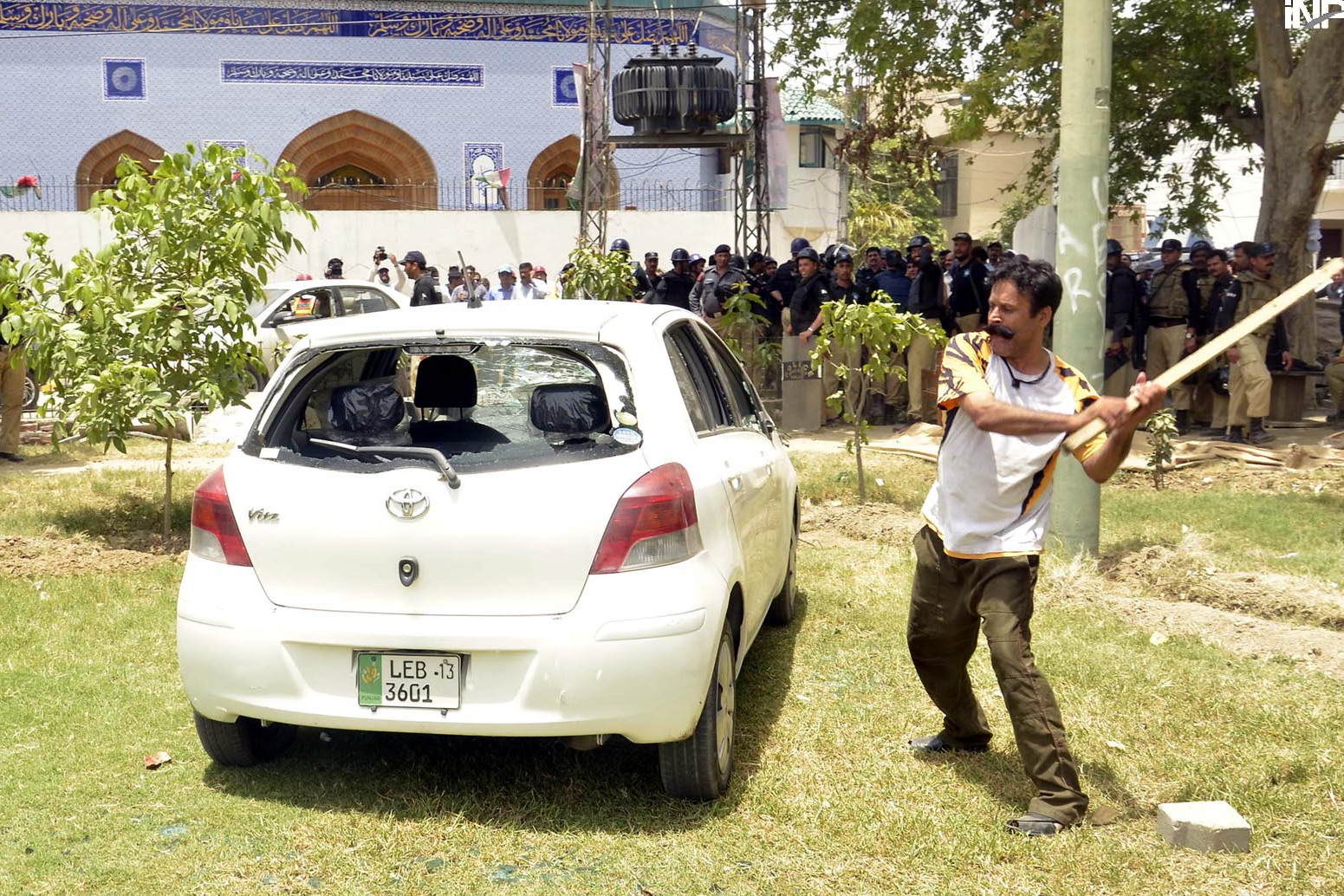 Gullu Butt beaten by Public in the court area